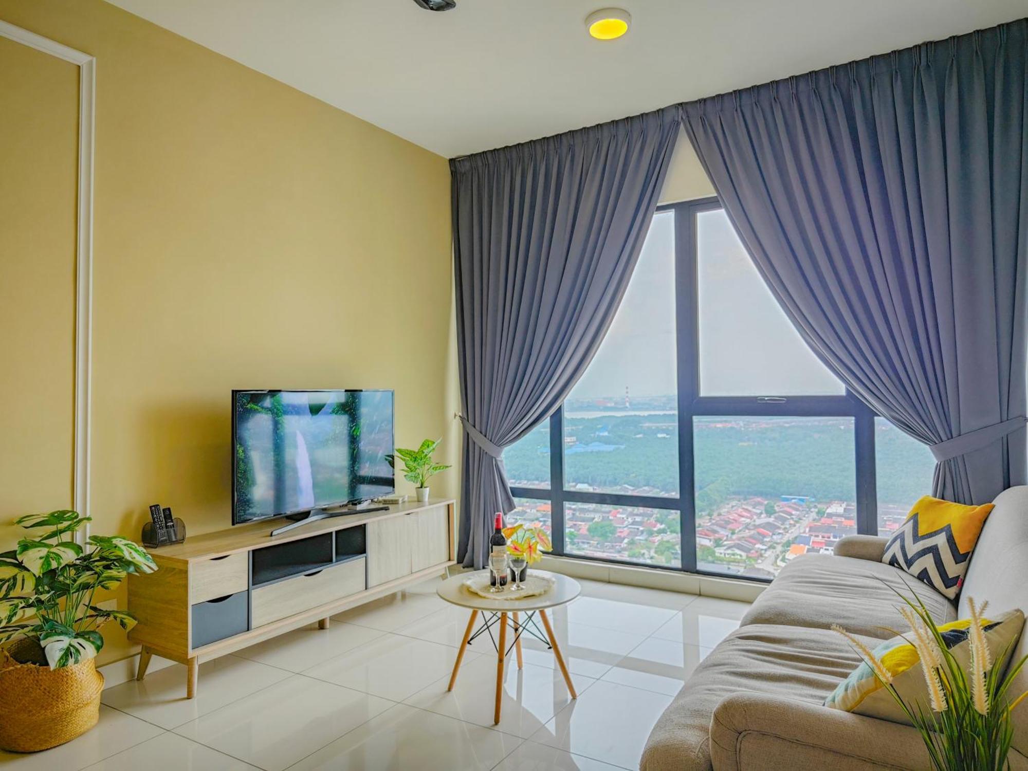 2br Wifi, Mid Valley, Mosaic Southkey, 5-7 Pax, 7 Mins To Ciq