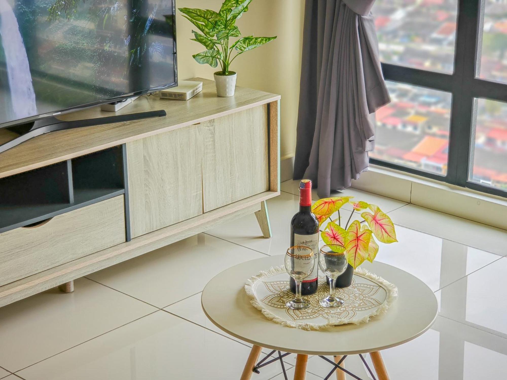 2br Wifi, Mid Valley, Mosaic Southkey, 5-7 Pax, 7 Mins To Ciq *
